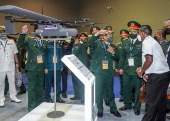 Tentera Vietnam melihat pameran pesawat oleh Deftech DRB HICOM ketika Pameran Perkhidmatan Pertahanan Asia (DSA) dan Pameran Antarabangsa Keselamatan Kebangsaan (NATSEC) Asia 2022 di Pusat Pameran dan Perdagangan Antarabangsa Malaysia (MITEC) semalam.