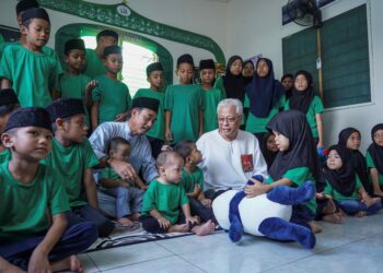 ISMAIL Sabri Yaakob menziarahi kanak-kanak asnaf yang tinggal di Rumah Amal Asnaf Al-Barakh di Keramat AU3 ketika Program Kongsi Rezeki Ramadan. - UTUSAN/AMIR KHALID