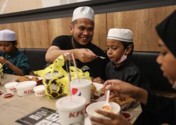 USTAZ Ebit Liew adalah antara individu yang banyak memberi sumbangan kepada mereka yang memerlukan. – FACEBOOK EBIT LIEW