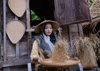 AKTIVITI tradisional mengemping padi di  Kampung Budaya Terengganu. - UTUSAN/PUQTRA HAIRRY