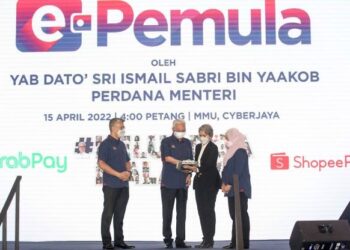 ISMAIL Sabri Yaakob melakukan gimik pelancaran ePemula pada Majlis Pelancaran ePemula di MMU Cyberjaya. - UTUSAN/AISOL MUSTAFA