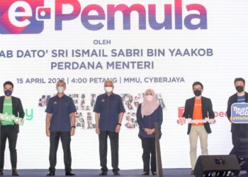 ISMAIL Sabri Yaakob bersama Tengku Zafrul Tengku Abdul Aziz dan Noraini Ahmad bergambar bersama wakil syarikat e-Dompet pada Majlis Pelancaran ePemula di MMU Cyberjaya. - FOTO/FAISOL MUSTAFA