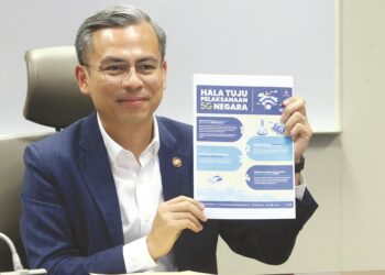 Menteri Komunikasi dan Digital, Fahmi Fadzil menunjukkan hala tuju pelaksanaan 5G negara di  Putrajaya pada 9 Mei lalu.