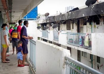 SEORANG mangsa kebakaran melihat keadaan rumahnya di Perumahan Awam Sri Johor yang musnah terbakar dipercayai akibat kebocoran gas, semalam. - FOTO/MOHD. FARIZWAN HASBULLAH