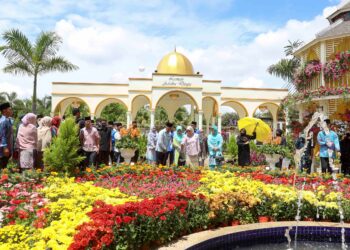 TUNKU Azizah Aminah Maimunah Iskandariah berkenan melawat pameran Floria Diraja Putrajaya 2022 di Putrajaya selepas merasmikan pada 29 Ogos lalu. - UTUSAN/FAISOL MUSTAFA