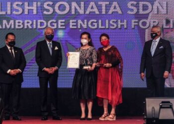 ISMAIL Sabri Yaakob (dua kiri) bergambar bersama pemenang Anugerah Francaisi Terbaik dari Cambridge English For Life pada Majlis Anugerah Francais Malaysia 2021 di Putrajaya. - FOTO/FAISOL MUSTAFA