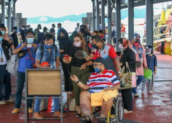 Penumpang yang masuk melalui Terminal Feri Kuala Perlis tiba di Terminal Feri Kuah dengan feri pertama ke Pulau Langkawi sempena pembukaan semula gelembung pelancongan domestik pada 16 September 2021.-
UTUSAN/ SHAHIR NOORDIN