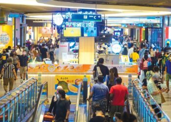 Rakyat Malaysia dilihat tiada pilihan kecuali hidup bersama Covid-19 tapi jaga Covid-19.