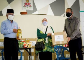 AHMAD Hashimi Abdul Manap (kanan) dan Pemangku Ketua Pegawai Eksekutif PPZ-Maiwp, Abdul Hakim Amir Osman (kiri) menyampaikan sumbangan kepada sebahagian daripada penerima sumbangan yang terdiri daripada peniaga medan selera Dataran Sri Angkasa Jaya pada Majlis Penyampaian Sumbangan Keperluan Harian oleh Gas Malaysia dan PPZ-Maiwp, Petaling Jaya, hari ini. - FOTO/MOHD. FARIZWAN HASBULLAH