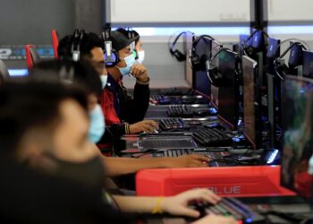 GOLONGAN muda lebih banyak terlibat dengan politik pasif di media sosial.-GAMBAR HIASAN