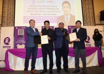 MOHD. Yusni Ismail (dua kanan) menunjukkan dokumen perjanjian MoU dengan Rapid Cloud Sdn Bhd dan Finexus Cards Sdn Bhd pada majlis prapelancaran GrakChat di Putrajaya. -UTUSAN/FAISOL MUSTAFA