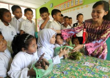 KEWIBAWAAN guru sangat penting dalam usaha membimbing dan mendidik pelajar.