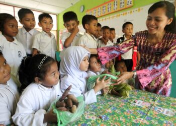 GURU berhadapan gangguan emosi sekiranya bertugas terlalu lama di kawasan pedalaman. 
– GAMBAR HIASAN