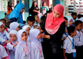 NEGARA mempunyai lebih 433,000 guru yang sedang memberikan perkhidmatan kepada sekitar lima juta murid. – Gambar hiasan