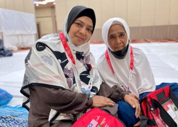ZAHARAH Ahmad (kiri) di samping ibunya, Rodiah Mehat pada Majlis Mengucapkan Selamat Jalan Kepada Jemaah Haji Kedah ke Tanah Suci 1444 Hijrah di Alor Setar. -UTUSAN/JAMLIAH ABDULLAH