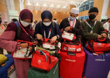 Dari kanan Muhammad Faris Salehan, 24, Muhammad Firdauz Abdul Rashid, 35, Raihana Salehan, 35, Faris Hanis Salehan, 33, antara jemaah haji pertama berangkat ke Tanah Suci Mekah pada Majlis Pelepasan Kumpulan Pertama Jemaah Haji di Pusat Konvensyen Movenpick KLIA, Sepang semalam.- MINGGUAN/FAISOL MUSTAFA