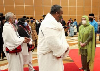 TUANKU Hajah Azizah Aminah Maimunah Iskandariah berkenan menyantuni jemaah haji di Kompleks Haji Sepang, Movenpick KLIA. -UTUSAN/FAISOL MUSTAFA