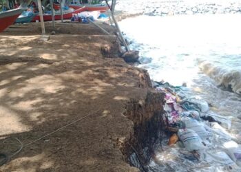 HAKISAN yang berlaku di Pantai Tanjung Dahan, Masjid Tanah., Melaka. - UTUSAN/AIMY