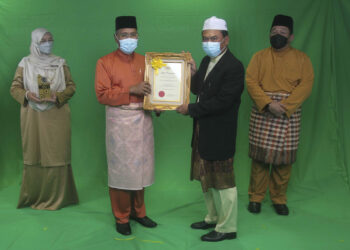 IDRIS Ahmad (dua kiri) menyampaikan anugerah pemegang sijil pengesahan Halal Malaysia. kepda wakil syarikat dari Ajinomoto (Malaysia) Berhad pada Majlis Perasmian Penutup Persidangan Halal Kebangsaan (Sidang Halal) 2021 di Kompleks Islam Putrajaya di sini, hari ini.-UTUSAN/ FAISOL MUSTAFA