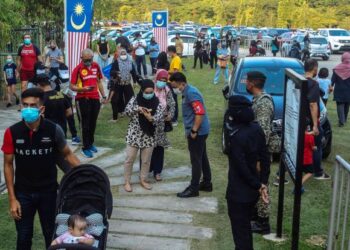 Anggota penguat kuasa membuat pemeriksaan ke atas pengunjung di Taman Saujana Hijau Presint 11, Putrajaya. -UTUSAN/FAISOL MUSTAFA