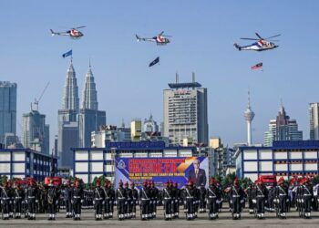 BUDI pekerti yang tinggi dan bergerak berlandaskan prinsip  integriti dapat meningkatkan prestasi, produktiviti serta mampu meyakinkan rakyat terhadap kewibawaannya dalam proses penyampaian perkhidmatan.