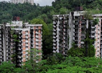KEADAAN Kondominium Highland Towers yang terbiar selama 30 tahun di Taman Hillview, Hulu Klang, Kuala Lumpur. – UTUSAN/SHIDDIEQIIN ZON