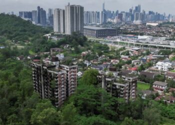 HAMPIR 30 tahun kejadian runtuhan bangunan Highland Towers, dua lagi bangunan masih belum diruntuhkan. - UTUSAN/SHIDDIEQIIN ZON