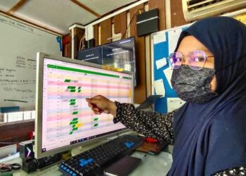NURUL Atikah Rahmat menunjukkan jadual tempahan di Homestay Kampung Ujung Bukit pada hari pertama Aidilfitri yang hampir penuh di Kampung Ujung Bukit, Kangar, Perlis, semalam.- UTUSAN/SYED AZLAN SAYID HIZAR