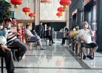 ORANG ramai mematuhi prosedur operasi standard (SOP) semasa menunggu pesanan mereka di Hotel Jen, Gorgetown, Pulau Pinang yang menjual makanan dari dapur cef mereka untuk terus bertahan. - UTUSAN/ MOHAMMAD FIRDAUS BIN AMRAN