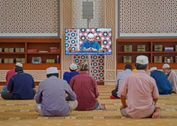 MASJID dan surau kini bagaikan hilang ‘serinya’ persis berlalunya Ramadan yang mana rumah ibadat itu tidak lagi melimpah dengan jemaah pada solat fardu lima waktu. – UTUSAN/FARIZ RUSADIO
