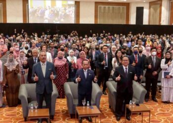 RODZI Md. Saad (tengah) bergambar bersama tetamu hadirin selepas merasmikan Konvensyen Pegawai Keselamatan ICT di Putrajaya. - UTUSAN/FAISOL MUSTAFA