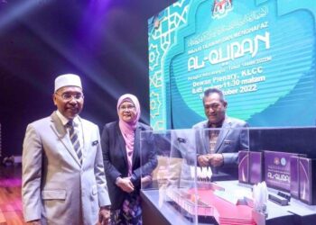 IDRIS Ahmad (kiri) melihat Astaka Tilawah dan Menghafaz al-Quran pada program Pra-Pelancaran MTHQA Ke-62 Tahun 1444H/2022M di Audditorium JAKIM, Putrajaya. - UTUSAN/FAISOL MUSTAFA
