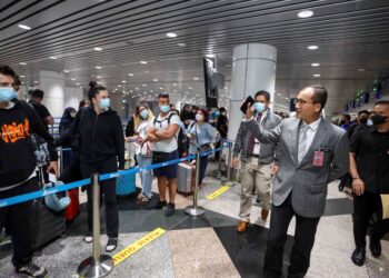 KHAIRUL Dzaimee Daud beramah mesra bersama pelancong yang tiba di KLIA, Sepang, Selangor, hari ini. - UTUSAN/FAISOL MUSTAFA