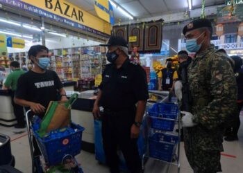 MOHD. Fadzil Ali (tengah) bertanya sesuatu kepada pengunjung semasa memantau pematuhan SOP PKP 3.0 diperketatkan di Presint,15, Putrajaya. - UTUSAN/FAISOL MUSTAFA