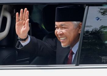 PELANTIKAN Ahmad Zahid Hamidi sebagai Timbalan Perdana Menteri
mendapat kritikan pelbagai pihak khususnya netizen berikutan beliau
masih berdepan kes di mahkamah. – UTUSAN/ AMIR KHALID