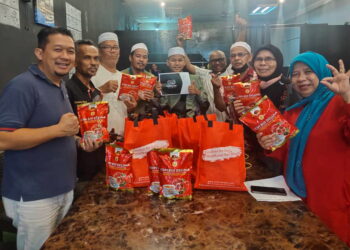 MOHD. Zuri Ismail (kiri) bergambar bersama ejen produk Kopi Biji Delima di Tanah Merah, baru-baru ini.
Pemberita Zaid Mohd Noor