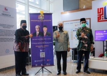 IDRIS Ahmad (dua kanan) melancarkan pra pelancaran Sidang Halal 2021 di Kompleks Islam Putrajaya. - UTUSAN/FAISOL MUSTAFA
