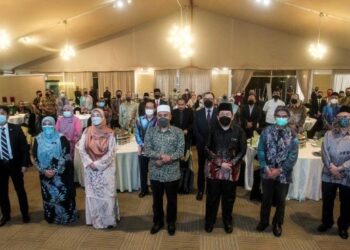 IDRIS Ahmad (tengah) bergambar bersama ketua-ketua pegawai eksekutif syarikat korporat pada program pertemuan rasmi Jakim bersama ketua-ketua pegawai eksekutif GLCs Malaysia 2021 di Putrajaya. - UTUSAN/FAISOL MUSTAFA