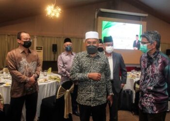 IDRIS Ahmad beramah mesra bersama ketua-ketua pegawai eksekutif syarikat korporat pada program pertemuan rasmi Jakim bersama ketua-ketua pegawai eksekutif GLCs Malaysia 2021 di Putrajaya. - UTUSAN/FAISOL MUSTAFA