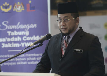 AHMAD Marzuk Shaary berucap pada majlis pelancaran Tabung Musa'adah Covid-19 2.0 di Kompleks Islam Putrajaya, Putrajaya. - UTUSAN/FAISOL MUSTAFA