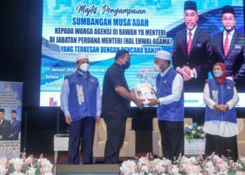 IDRIS Ahmad (dua dari kanan) menyampaikan sumbangan kepada penerima Sumbangan Musa'adah kepada warga agensi Jabatan Perdana Menteri (Hal Ehwal Agama) yang terkesan banjir di Kompleks Islam Putrajaya. - FOTO/FAISOL MUSTAFA