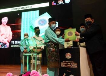 IDRIS Ahmad melancarkan Mashaf Al-Quran Braille Malaysia Peringkat Kebangsaaan di Kompleks Islam Putrajaya. - UTUSAN/FAISOL MUSTAFA