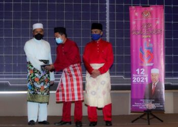 IDRIS Ahmad melancarkan logo KAFA pada Majlis Penyampaian Hadiah IKK dan MIISMAM Peringkat Kebangsaan 2021 di Putrajaya. - UTUSAN/FAISOL MUSTAFA