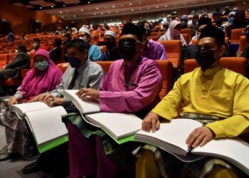 OKU penglihatan membaca ayat suci Al-Quran Braille selepas Majlis Pelancaran Mashaf Al-Quran Braille Malaysia di Kompleks Islam Putrajaya. - FOTO/FAISOL MUSTAFA