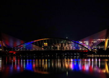 PUTRAJAYA 11 OGOS 2022 - Jambatan Seri Saujana disinari limpahan cahaya lampu yang bertemakan empat warna Jalur Gemilang bagi menyemarakkan sambutan Hari Kebangsaan ke-65 dan Hari Malaysia di Putrajaya di sini, hari ini.

UTUSAN/ FAISOL MUSTAFA