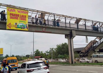 BUMBUNG jejantas pejalan kaki di hadapan SMK Batu 5 yang rosak dan tercabut sejak lebih tiga tahun lalu
di Jalan Jeniang, Sik. – UTUSAN/OTHMAN YAHAYA