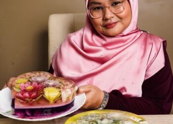 Siti Noor Md. Isa bersama kek jeli tiga dimensi (3D) yang dihasilkannya. UTUSAN/MOHD. FARIZWAN HASBULLAH