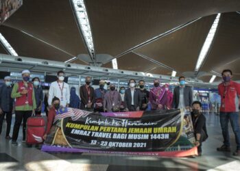 SERAMAI 11 orang menjadi kumpulan pertama bakal jemaah umrah dari Malaysia berlepas ke Tanah Suci hari ini di KLIA, Sepang. - UTUSAN/FAIZ ALIF ZUBIR