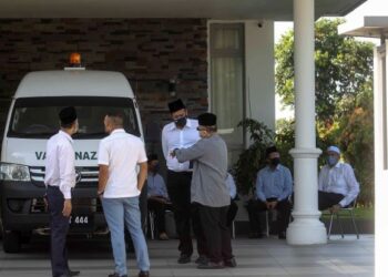 JENAZAH Allahyarham Ali Hamsa tiba di kediamannya di Putrajaya. - UTUSAN/FAISOL MUSTAFA