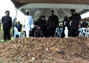 ROHANI Abdullah (empat kiri) menyiram air ke pusara jenazah suaminya, Allahyarham Ali Hamsa yang selamat dikebumikan di Tanah Perkuburan Islam Putrajaya Presint 20, Putrajaya. - UTUSAN/FAISOL MUSTAFA
